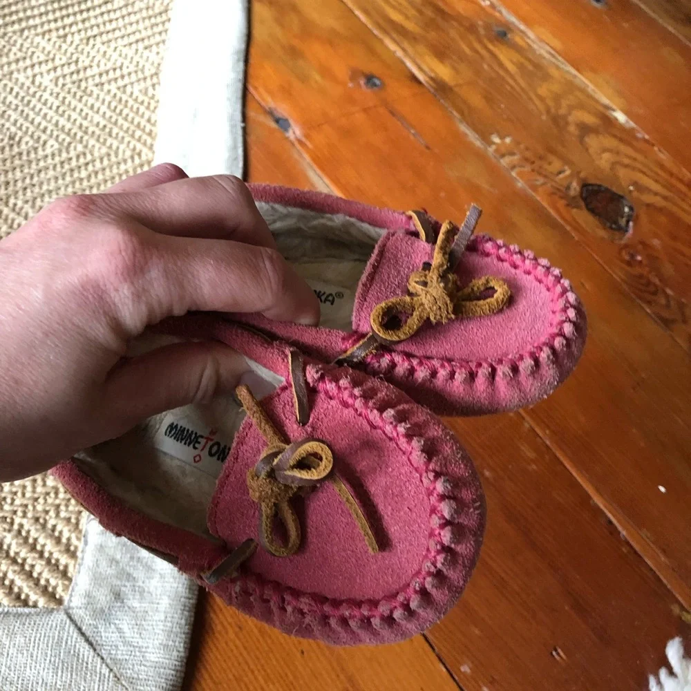 Minnetonka toddler girls 7 pink slippers moccasins shoes faux fur leather ties